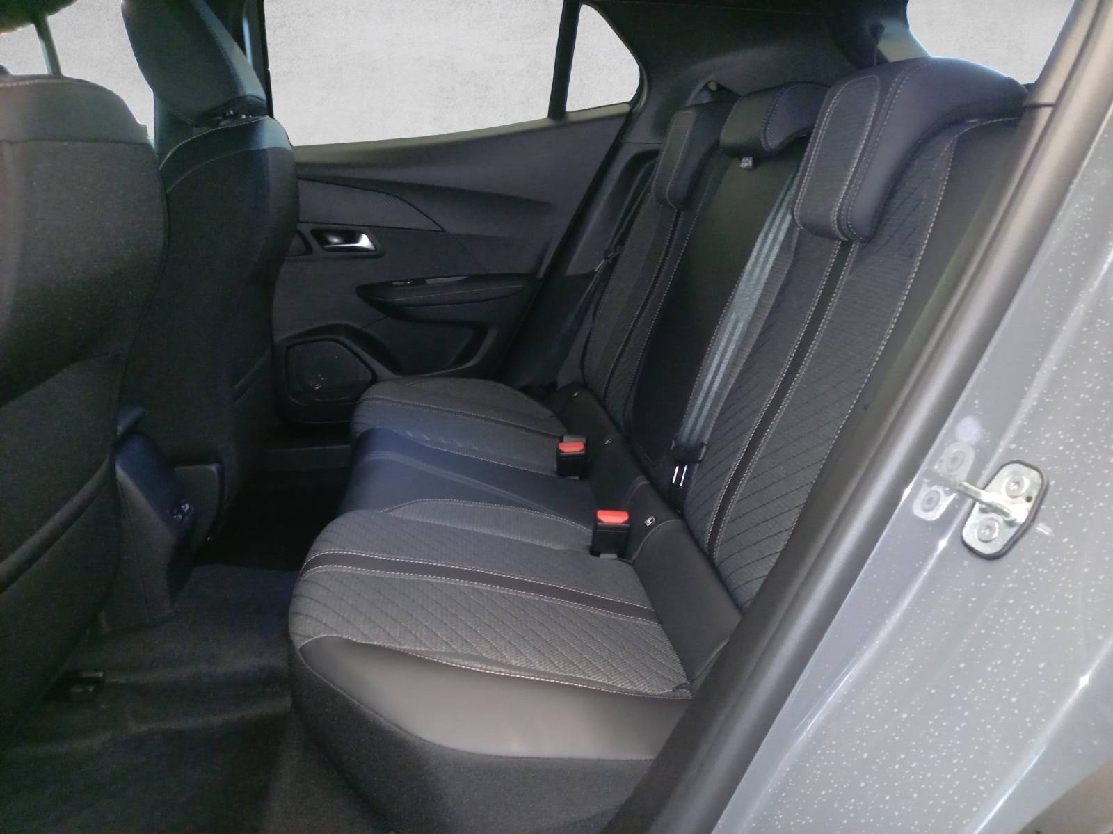Peugeot 2008 1.2 Hybrid Allure Premium