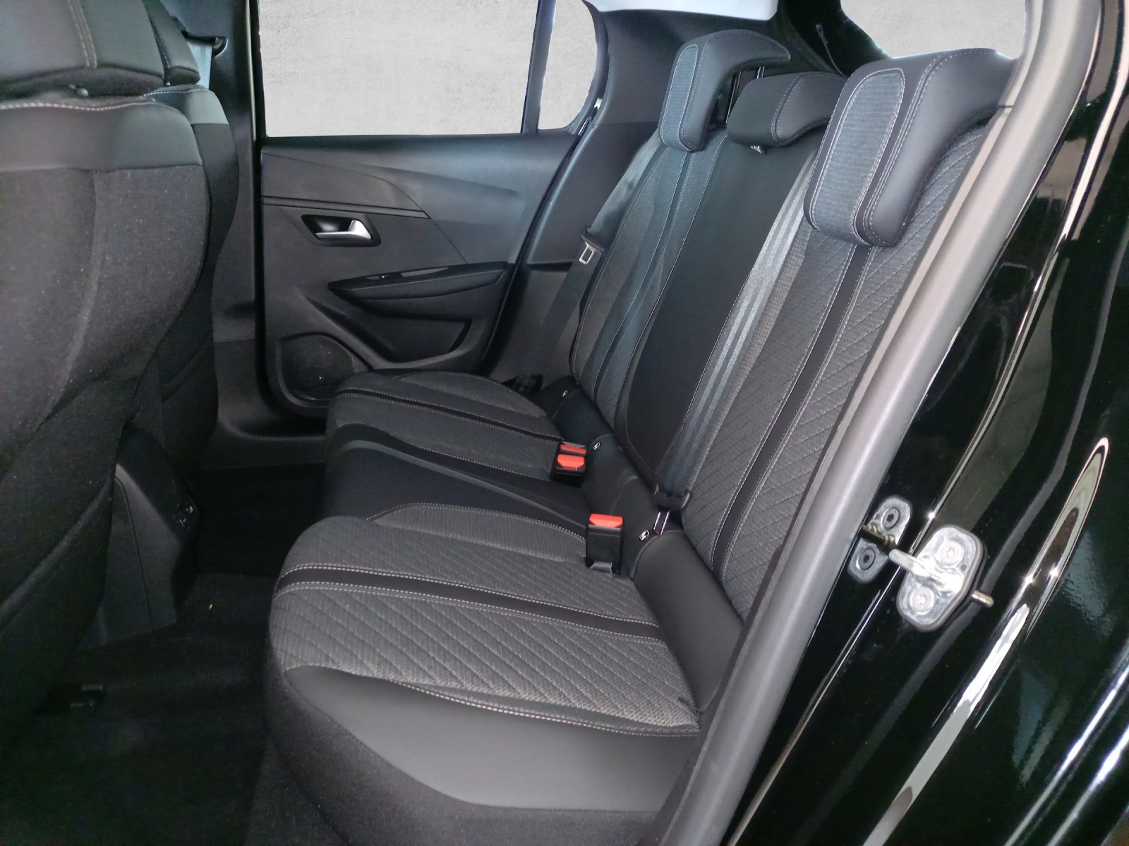 Peugeot 208 1.2 Hybrid Allure Premium 110PS