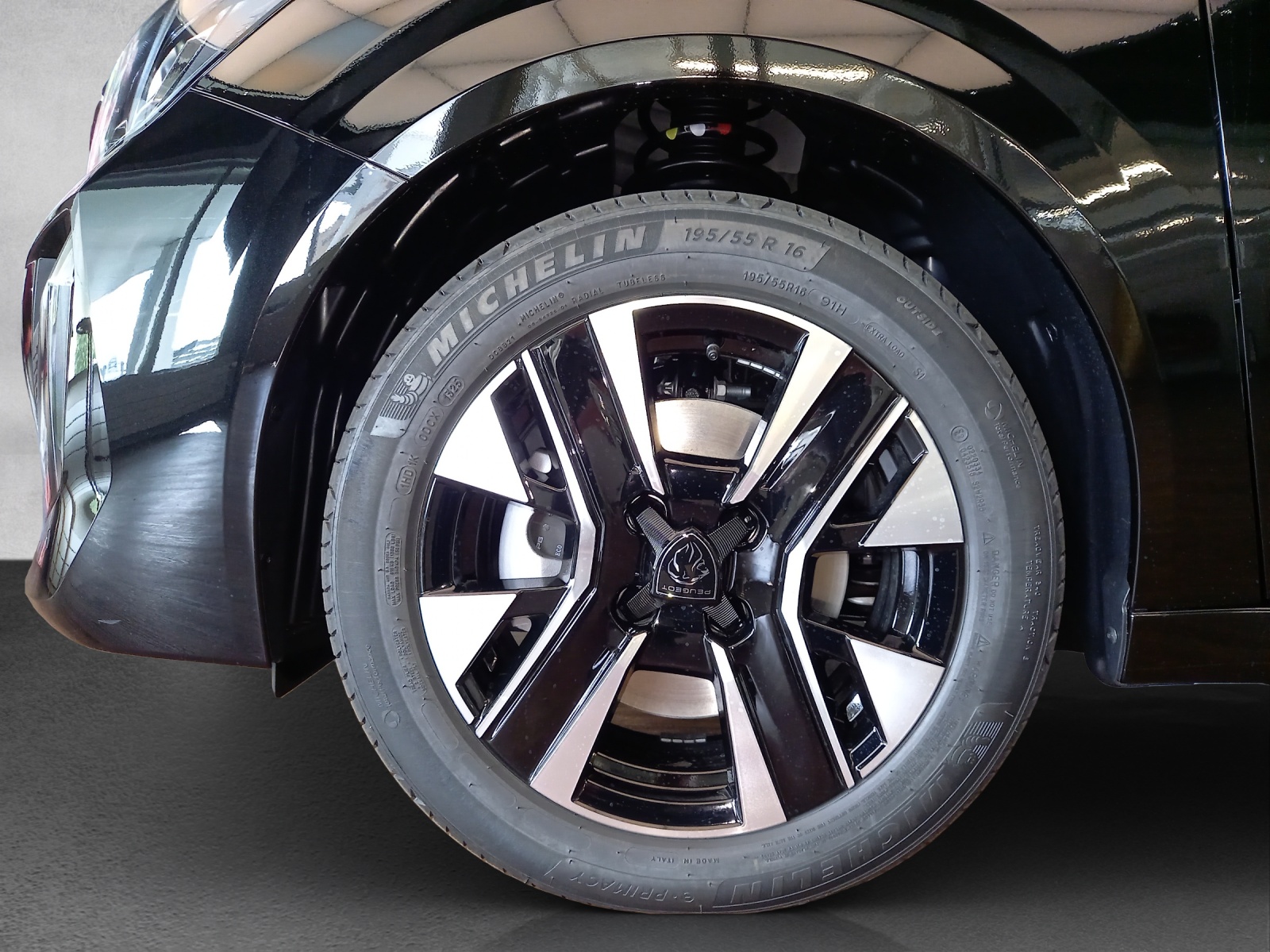 Peugeot 208 1.2 Hybrid Allure Premium 110PS