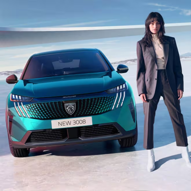 Das imposante Frontdesign des PEUGEOT E-3008 mit scharfen Linien und LED-Scheinwerfern, das den modernen Look des Fahrzeugs unterstreicht. Das imposante Frontdesign des PEUGEOT E-3008 mit scharfen Linien und LED-Scheinwerfern, das den modernen Look des Fahrzeugs unterstreicht.